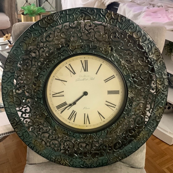 Green with a touch of Gold Wall Clock. - Picture 1 of 11
